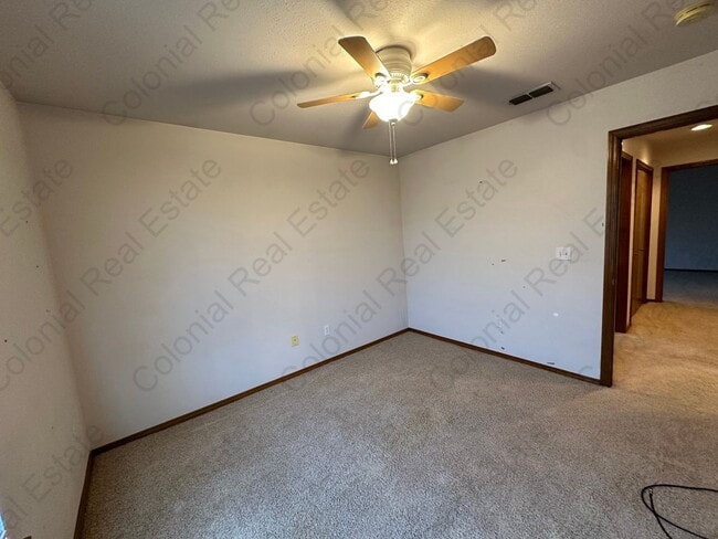 Building Photo - Spacious and nicely located on a cul-de-sac street 3 bedroom 2 bathroom home for rent.