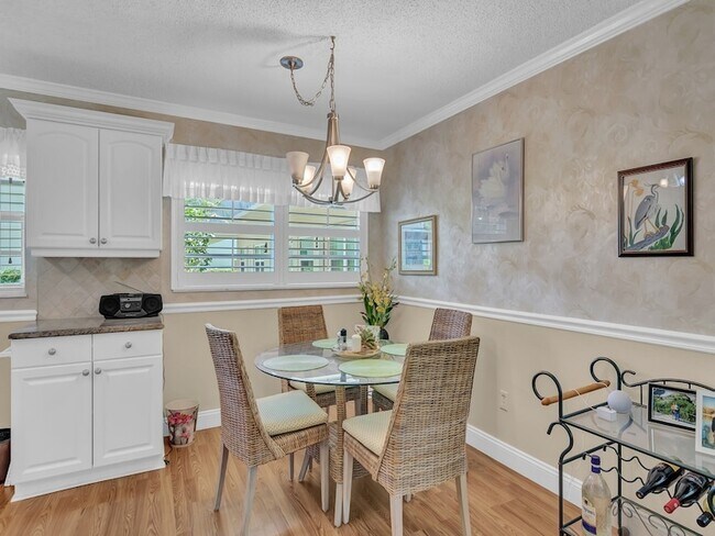 Building Photo - 8 Vista Palm Ln