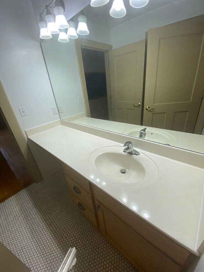 Building Photo - $200 OFF! Updated 3 Bed 1 Bath Apartment w...