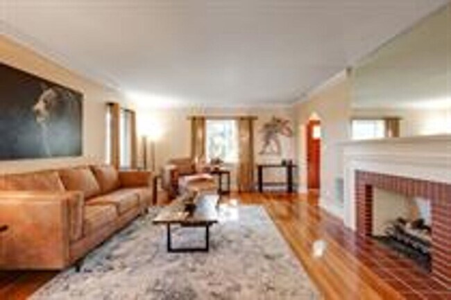 Building Photo - Beautiful Brick Home In A Desirable Location