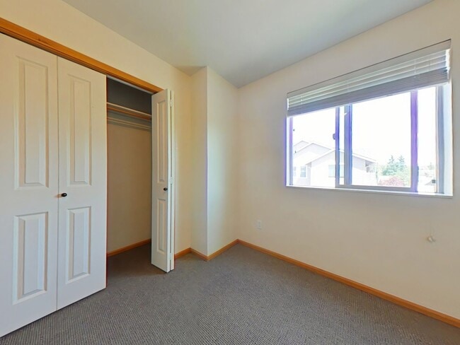 Building Photo - 3 Bedroom Townhouse ~ Close to Campus