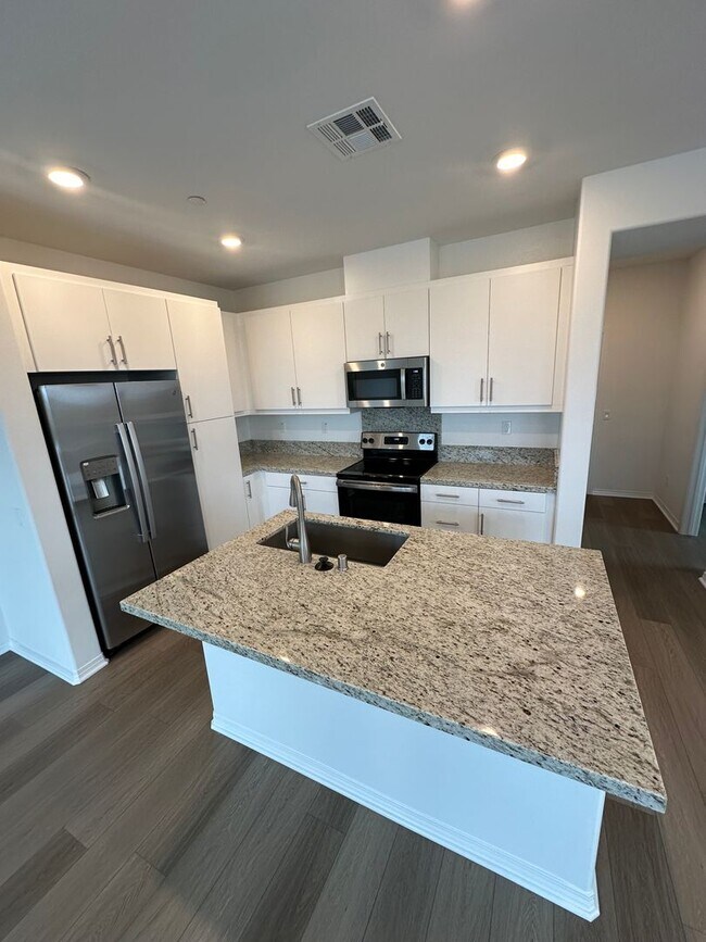 Building Photo - 1 Year Old Lenner 3 Bedroom + Loft Condo i...