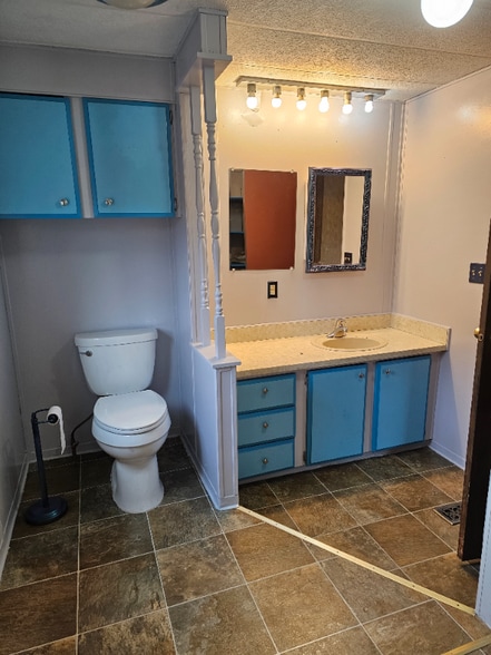 Building Photo - 914 5th St E