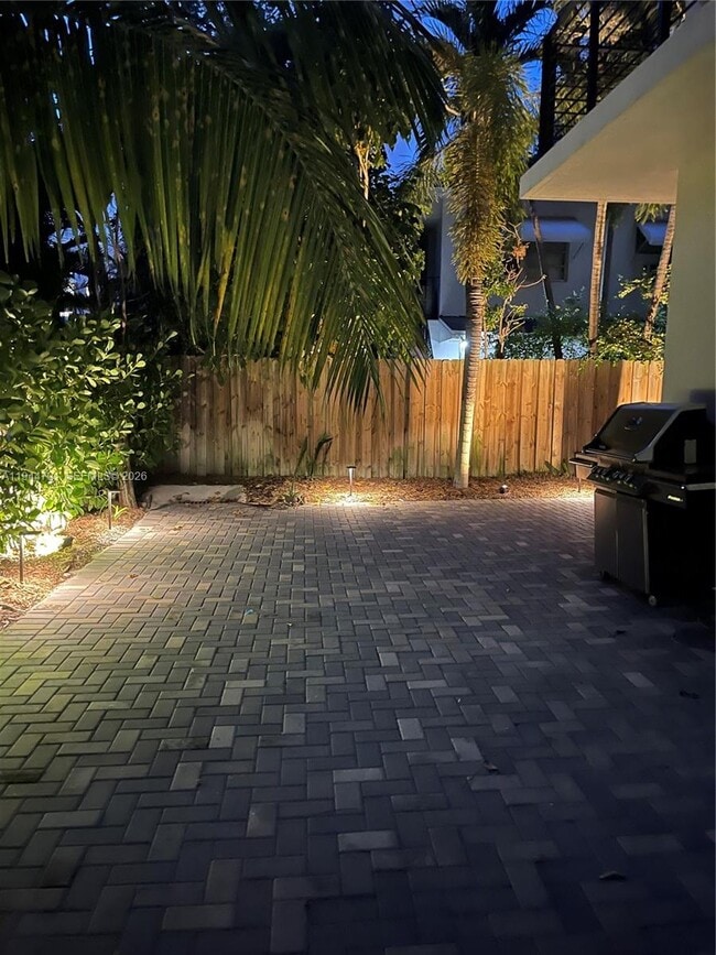 Building Photo - 909 NE 16th Terrace