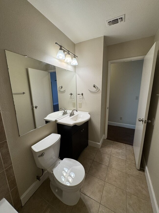 Building Photo - MARCH MOVE IN SPECIAL!! UPDATED 3 BEDROOM DUPLEX IN SACRAMENTO!