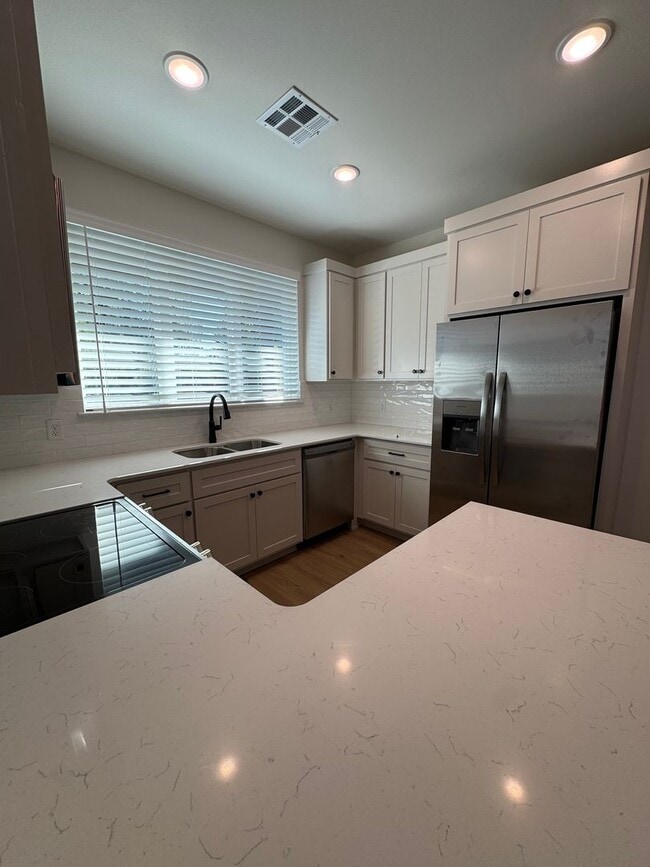 Building Photo - 3 Bed | 2 Bath Luxury Duplex | Move-in pro...