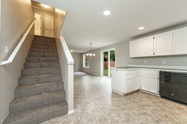 Building Photo - A/C Equipped 4 Bedroom 2.5 Bath Located in...