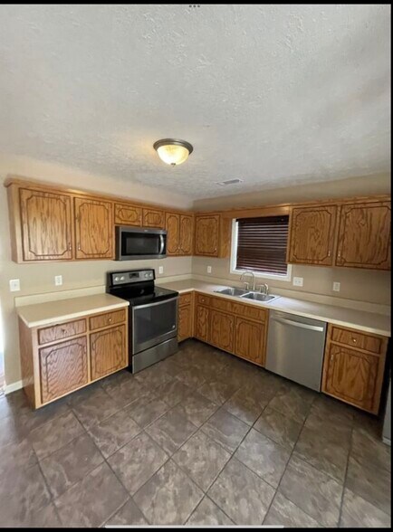 Building Photo - 1053 Red Apple Ct