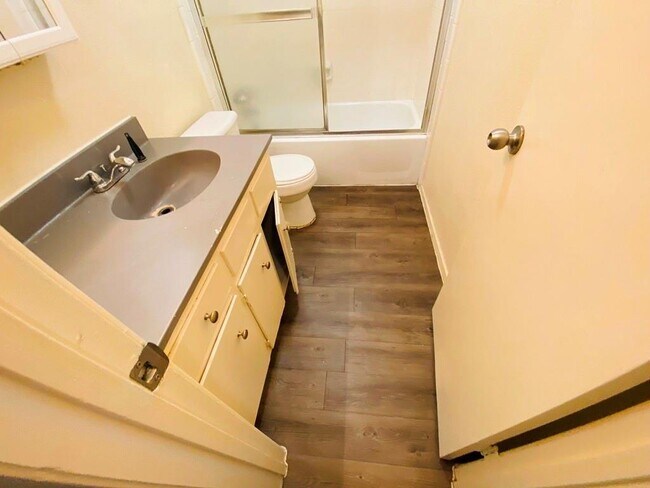 Building Photo - 1710 Ledgewood Dr