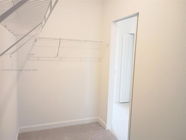 Building Photo - 329 SE Crossoak Ln