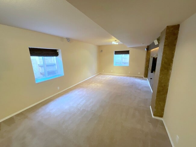 Building Photo - 5 Bedroom Home Available Near Rangewood Dr & Vickers Dr!