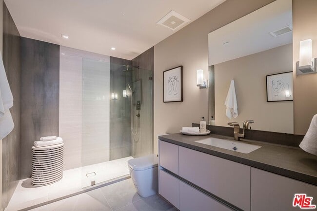 Building Photo - 2391 Roscomare Rd