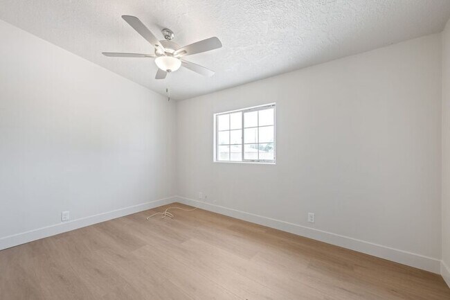 Building Photo - 146 E 400 N