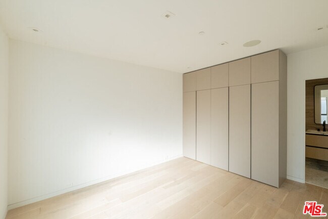 Building Photo - 627 Sunset Ave