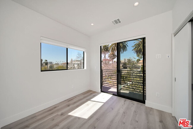 Building Photo - 406 1/2 N Kenmore Ave