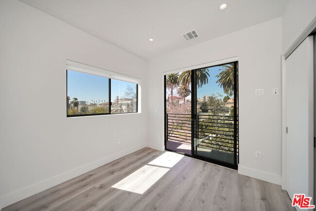 Building Photo - 408 1/2 N Kenmore Ave