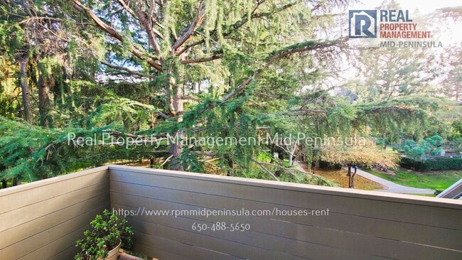 Building Photo - Just Renovated! Spacious 2 Bed, 2 Bath Top...