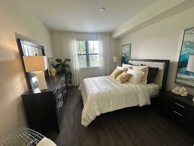 Building Photo - 4831 NW 112th Ct