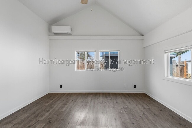 Building Photo - 1103 E Joseph Ave