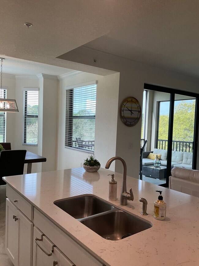 Building Photo - 2/2/ CONDO AVAILABLE NOV, DEC,@ THE  LAKEW...