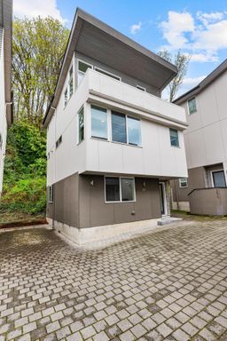 Building Photo - Stand-Alone Modern Home with Elliott Bay Views