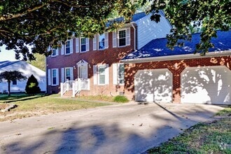 Building Photo - Updated, Spacious, Large Backyard in Newpo...
