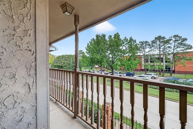 Building Photo - 10615 Briar Forest Dr