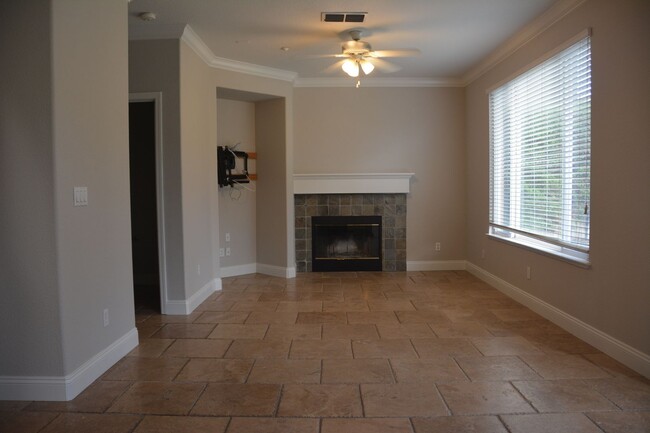 Building Photo - Sharp, clean and affordable Brentwood 3/2....