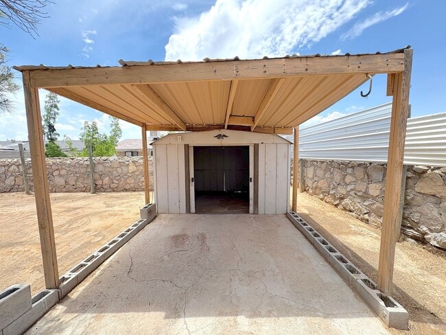 Building Photo - Northeast El Paso 4bed/3bath Refrig A/C w/...