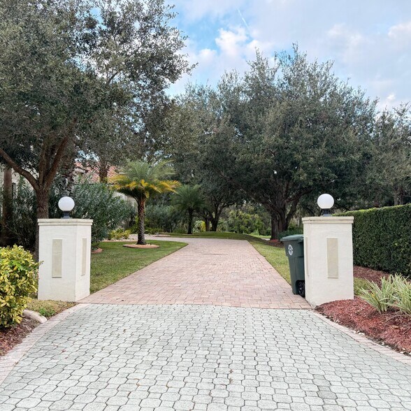 Building Photo - 1 Lionspaw VII Nobles