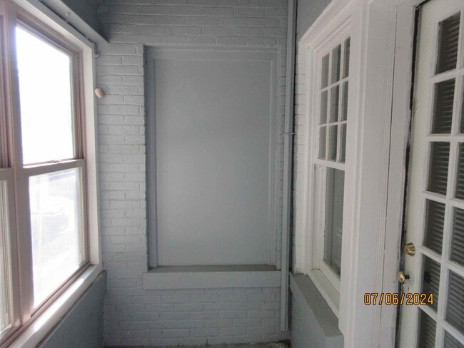Building Photo - Available August 2025 Large Remodeled 1 Be...