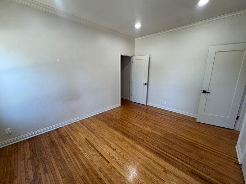 Building Photo - 467 N Orange Grove Ave
