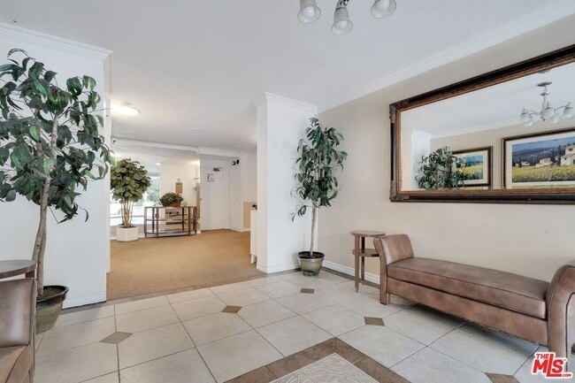 Building Photo - 432 N Palm Dr