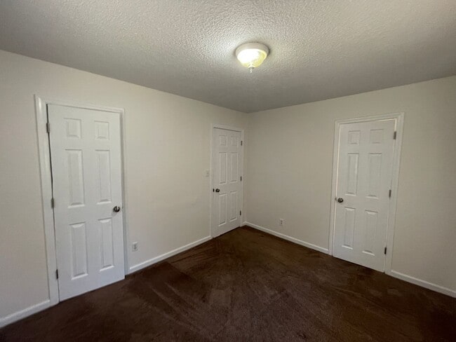 Building Photo - Freshly painted 3 bedroom 1.5 bath house with very large yard!  Pet Friendly!