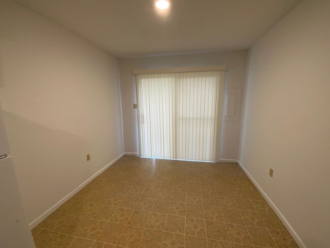 Building Photo - 3 Bedroom/1.5 bathroom Duplex