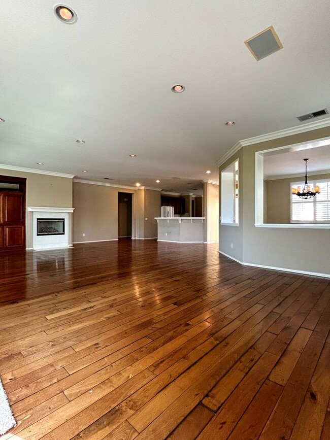 Building Photo - Beautiful Single-Level 4 Bedroom 3 Bathroo...