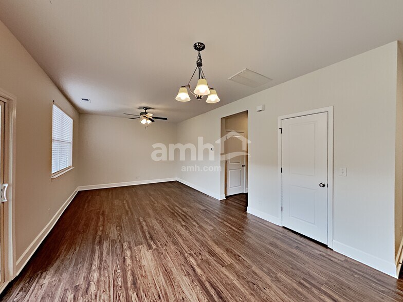 Building Photo - 4500 Tarpon Dr
