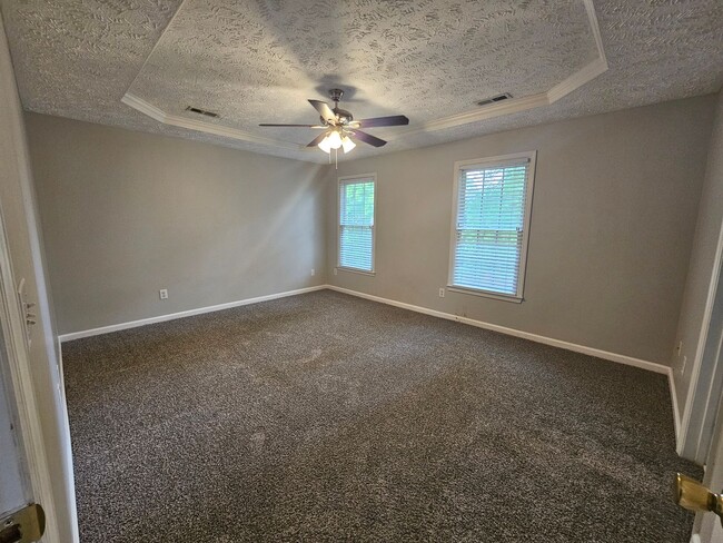 Building Photo - 4 Bedroom, 2.5 Bath Home Located in the Es...