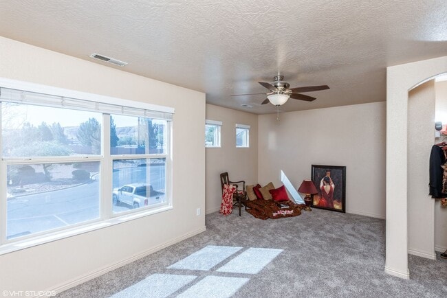 Building Photo - 3 Bedroom Townhome with Private Patio