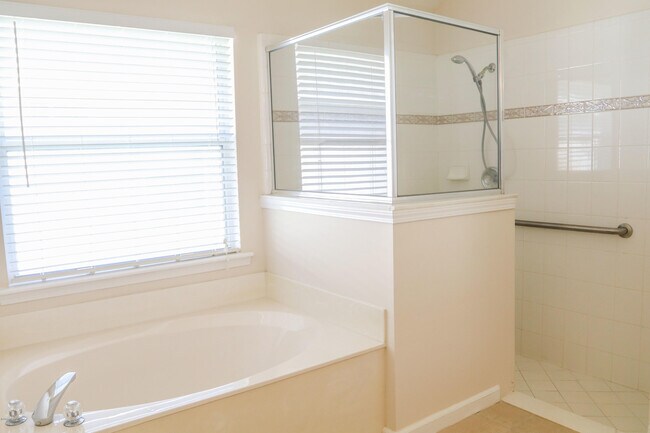 Building Photo - 8898 Canopy Oaks Dr