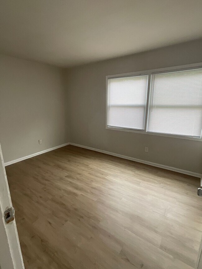 Building Photo - Quiet Two Bedroom Apartment off Rodman Ave