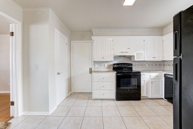 Building Photo - 5000 N Linn Ave