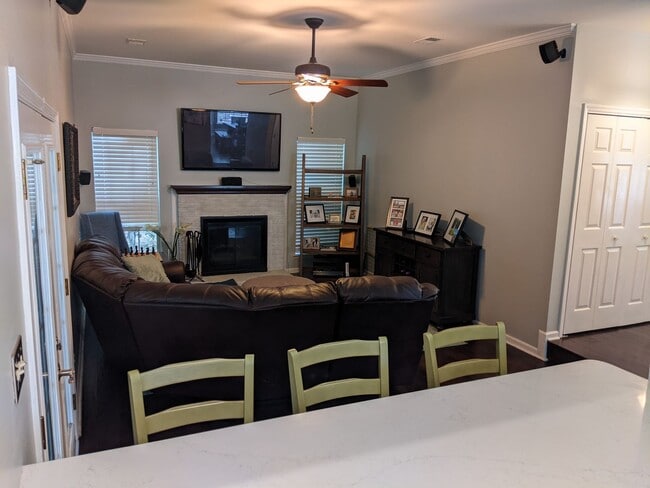 Building Photo - 3 bed 2.5 bath, Walk to Blakeney