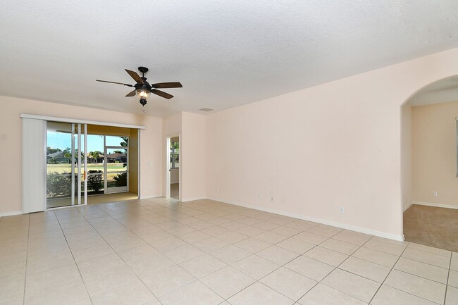 Building Photo - 2 Bedroom with Den and Garage. Over !800 Sq. Ft under air