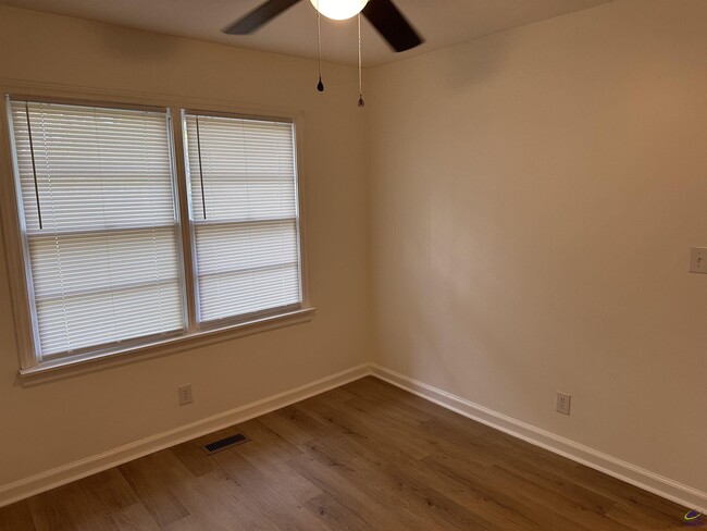 Building Photo - 313 Cherokee Dr