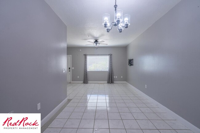 Building Photo - Lovely 2 Bedroom Condo. Pet Friendly!