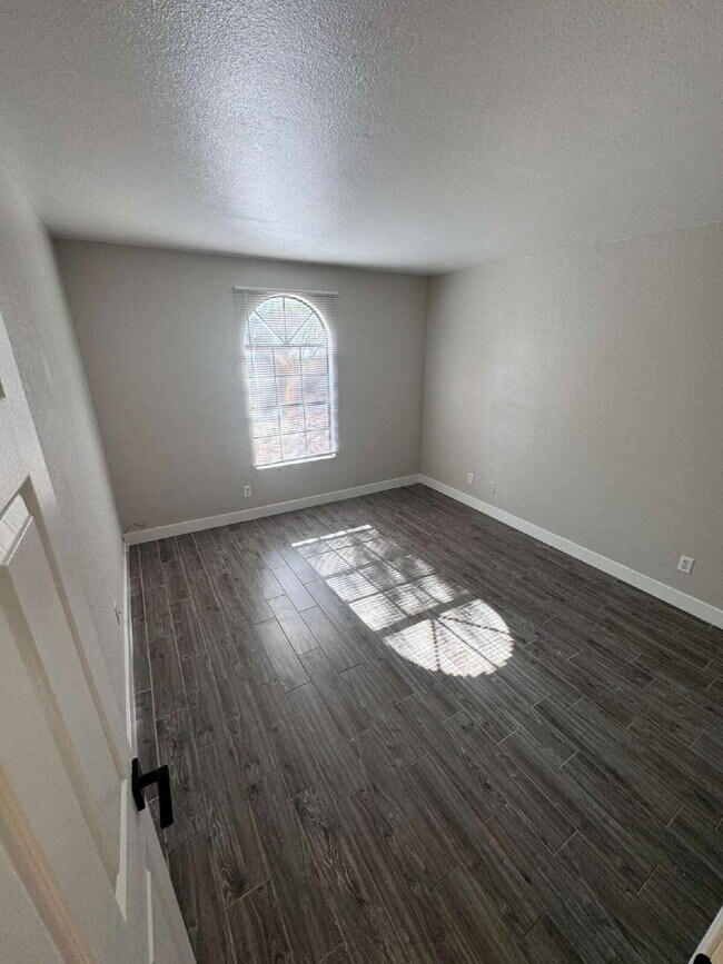 Building Photo - 2 Bed, 1 3/4 Bath Condo