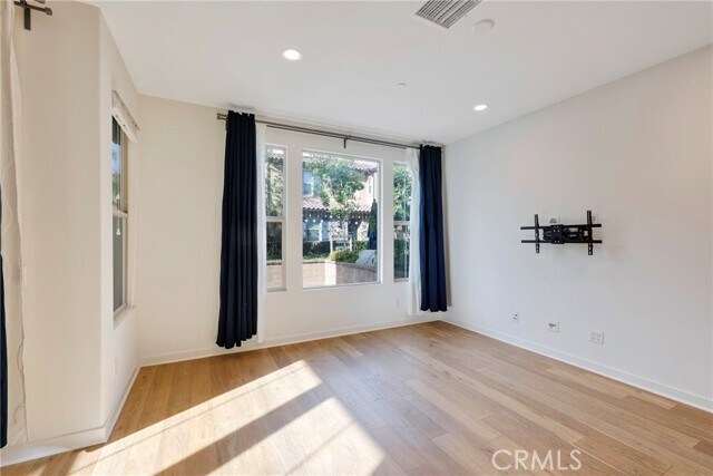 Building Photo - 18 Prominence