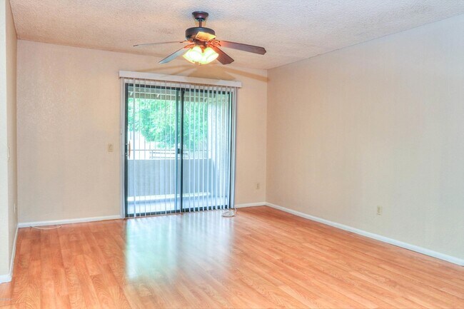 Building Photo - 2146 W Isabella Ave