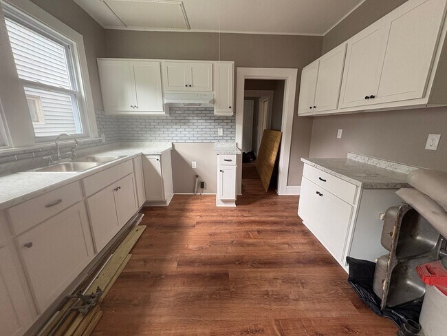 Building Photo - Charming Three Bedroom Townhouse!